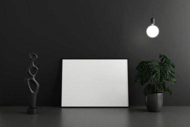Minimalist ve temiz yatay siyah poster ya da yere yaslanmış resim çerçevesi çömlek ve dekorasyonla karanlık oda duvarına yaslanmış.