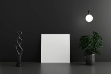 Minimalist ve temiz kare beyaz poster ya da yere yaslanmış resim çerçevesi çömlek ve dekorasyonla karanlık oda duvarına yaslanmış.