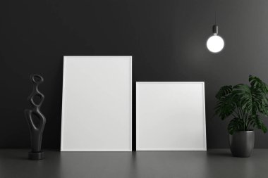 Bir dizi minimalist ve temiz kare poster ya da yere yaslanmış resim çerçevesi çömlek ve dekorasyonla karanlık oda duvarına yaslanmış.