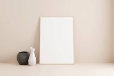 Minimalist dikey ahşap poster ya da odanın duvarına yaslanmış fotoğraf çerçevesi modeli. 3B Hazırlama.