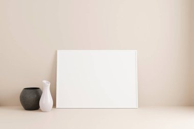 Minimalist yatay beyaz poster ya da odanın duvarına yaslanmış fotoğraf çerçevesi modeli. 3B Hazırlama.