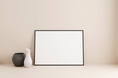 Minimalist yatay siyah poster ya da odanın duvarına yaslanmış fotoğraf çerçevesi modeli. 3B Hazırlama.