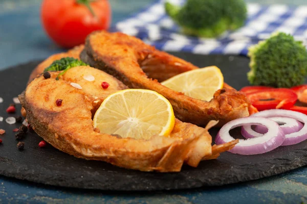 Vánoční Kapr Smažené Plátky Kaprů Černém Talíři Fried Golden Crust — Stock fotografie