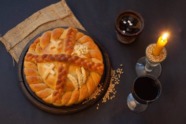 Buğday ve mumlu Sırp slava keki. Slavski kolac. Geleneksel kutlama için dekoratif ekmek.