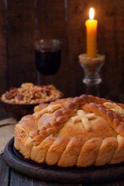 Buğday ve mumlu Sırp slava keki. Slavski kolac. Geleneksel kutlama için dekoratif ekmek.