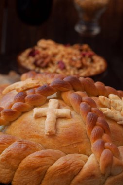 Haçlı Sırp slava keki, yaklaşın. Slavski kolac. Geleneksel kutlama için dekoratif ekmek.