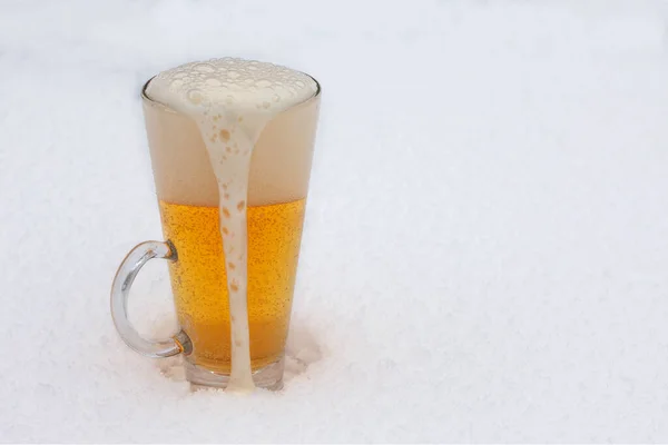 Copo Cerveja Leve Com Espuma Neve Caneca Cerveja Gelada Durante — Fotografia de Stock