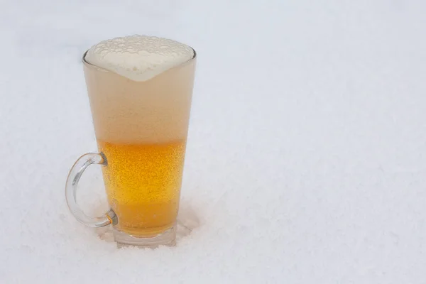 Copo Cerveja Leve Com Espuma Neve Caneca Cerveja Gelada Durante — Fotografia de Stock