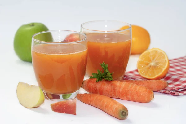 由胡萝卜和苹果制成的天然有机新鲜果汁 健康的胡萝卜 苹果和柠檬冰沙 — 图库照片