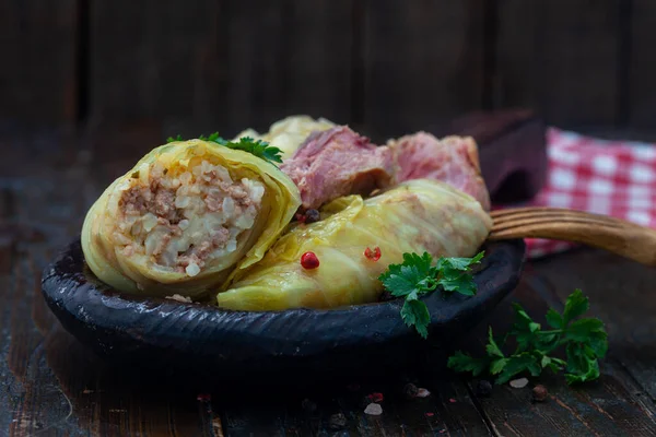 木製のプレートにミンチ肉と米とキャベツロール サルマ ドルマ サルマ ゴルバトシ ゴラブキ — ストック写真