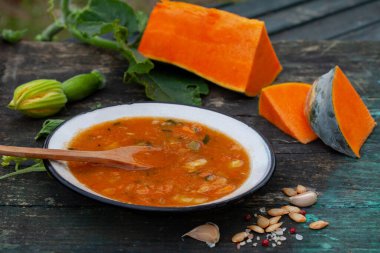 Kremalı ve mantarlı kabak çorbası. Tabakta sıcak, sağlıklı balkabağı çorbası. Ev yapımı sonbahar yemekleri.. 