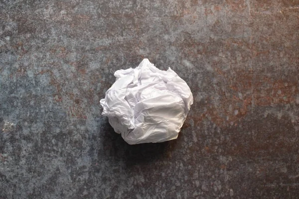 白色折皱羊皮纸球 — 图库照片