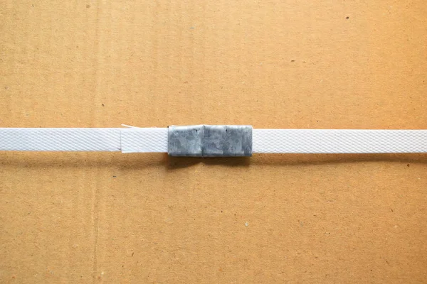 Зажим Закрытой Упаковки Металла Картонной Коробке — стоковое фото