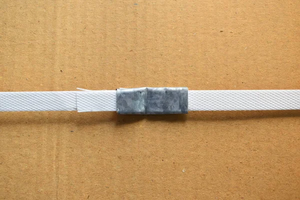 Зажим Закрытой Упаковки Металла Картонной Коробке — стоковое фото