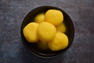 Rajbhog geleneksel Hint şurubu tatlısı süzme peynirden yapılır.