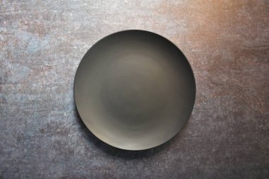 Siyah renkli boş seramik yemek tabağı