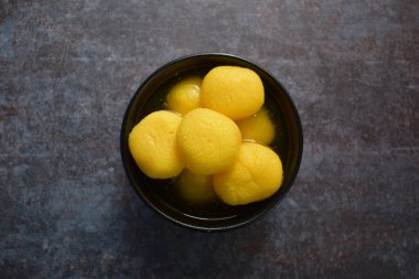 Rajbhog geleneksel Hint şurubu tatlısı süzme peynirden yapılır.