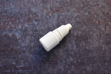 Beyaz renkli plastik ilaç şişesi.