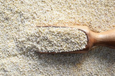 Çiğ kurutulmuş arpa taneleri.