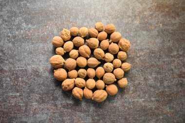 Çiğ kurutulmuş Terminalia bellirica meyvesi.