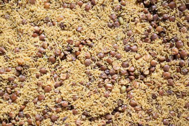 Bol yağda kızartılmış Dal güve sev baharatlı Hint aperatifi Masoor mercimeğinden yapılır.