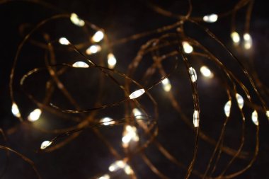 Karanlıkta parlayan pirinç ışığı