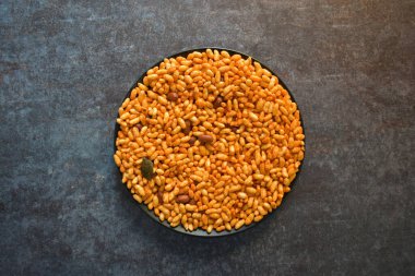 Bhadang baharatlı Hint aperatifleri şişirilmiş pirinçten yapılır