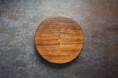 Kahverengi yuvarlak tahta.