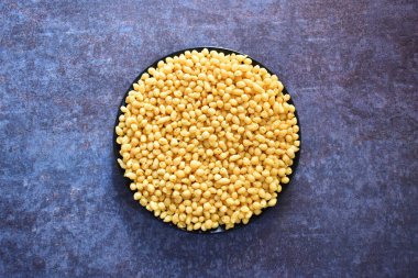 Kızarmış küçük Boondi topları nohut unundan yapılmış baharatlı Hint atıştırmalıkları.