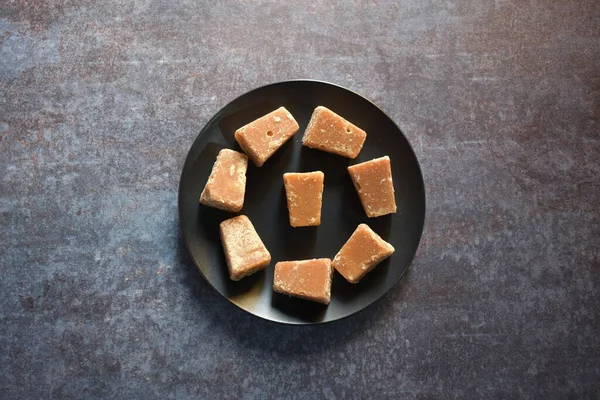 Jaggery传统甘蔗糖立方体 — 图库照片