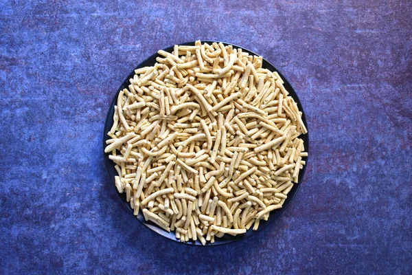 深い揚げラトラミSevスパイシーなインドのスナックから作られたひよこ豆の粉 — ストック写真