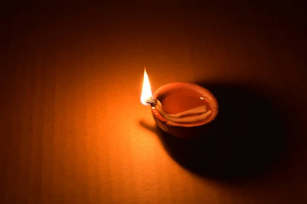 Зажженная Глиняная Лампа Масла Темноте Лицензионные Стоковые Фото