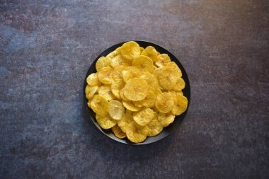 Kızarmış muz cipsi, lezzetli atıştırmalıklar.