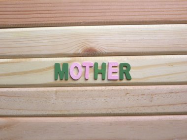 Ana kelime ahşap arka planda