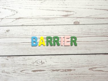 Tahta arka planda kelime engeli