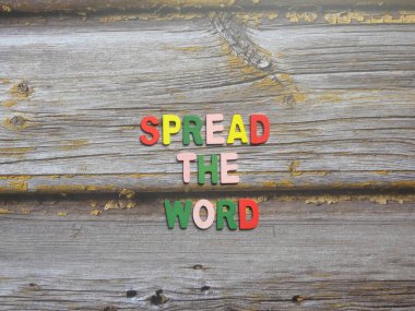 Kelimeler ahşap arka planda yayılır.