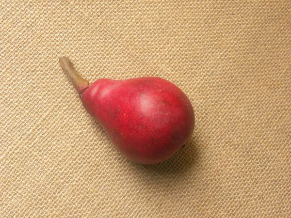 赤い色全体熟した新鮮な梨 — ストック写真