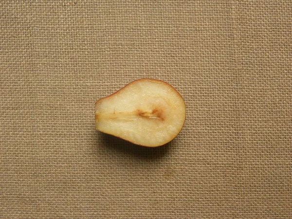 赤熟した新鮮な梨をカット — ストック写真