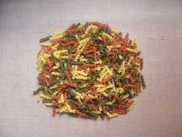 Renkli çiğ Fusilli makarna yığını.