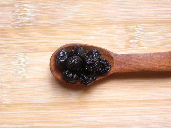 Schwarze Rohe Ganz Getrocknete Blaubeere Auf Holzlöffel — Stockfoto