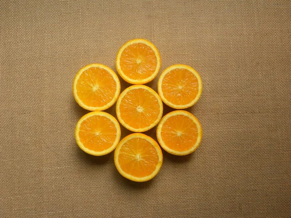 スライスした熟した新鮮なネーブルオレンジ — ストック写真