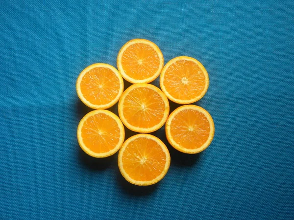 スライスした熟した新鮮なネーブルオレンジ — ストック写真