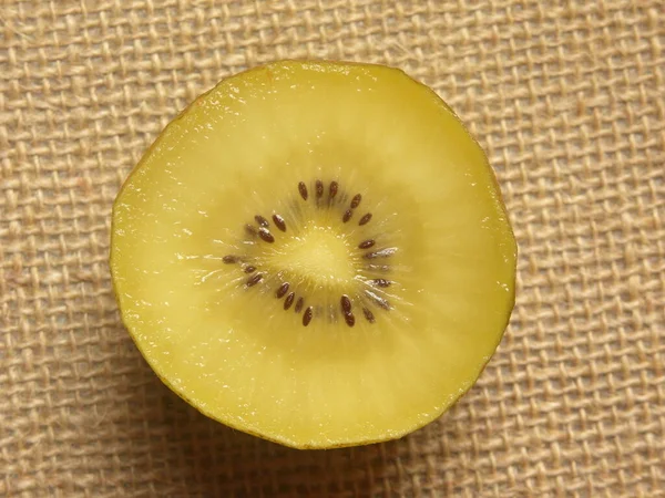 Gesneden Gesneden Gesneden Gouden Rijpe Verse Kiwi Fruit — Stockfoto