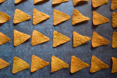 Taze pişmiş tortilla cipsi.