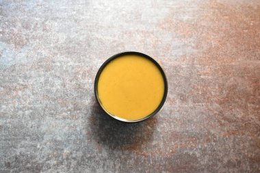 Taze baharatlı yeşil biber sosu