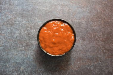 Baharatlı kırmızı biber sosu kasede