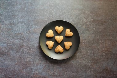 Çıtır çıtır, taze pişmiş kalp şeklinde kurabiye.