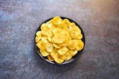 Kızarmış muz cipsi, lezzetli atıştırmalıklar.