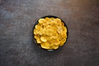 Kızarmış muz cipsi, lezzetli atıştırmalıklar.