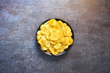 Kızarmış muz cipsi, lezzetli atıştırmalıklar.